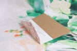 Invitatii nunta model flori roz carton mat