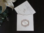 Invitatii nunta patrata ivorie cu plic inclus decupat cu model elegant