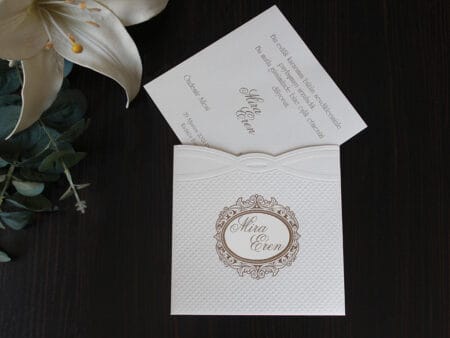 Invitatii nunta patrata ivorie cu plic inclus decupat cu model elegant