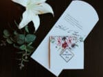 Invitatii nunta cu flori bujori nuanta roz si verde
