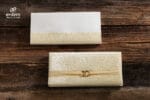 Invitatii nunta lux cu verighete din carton gros embosat crem cu auriu
