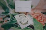 Invitatii nunta eleganta cu flori nuanta verde cu auriu
