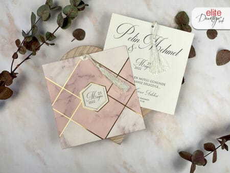 Invitatii nunta elegante alb roz model cu linii aurii