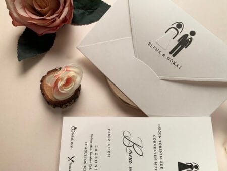 Invitatii nunta cu mire si mireasa cu plic perosnalizat