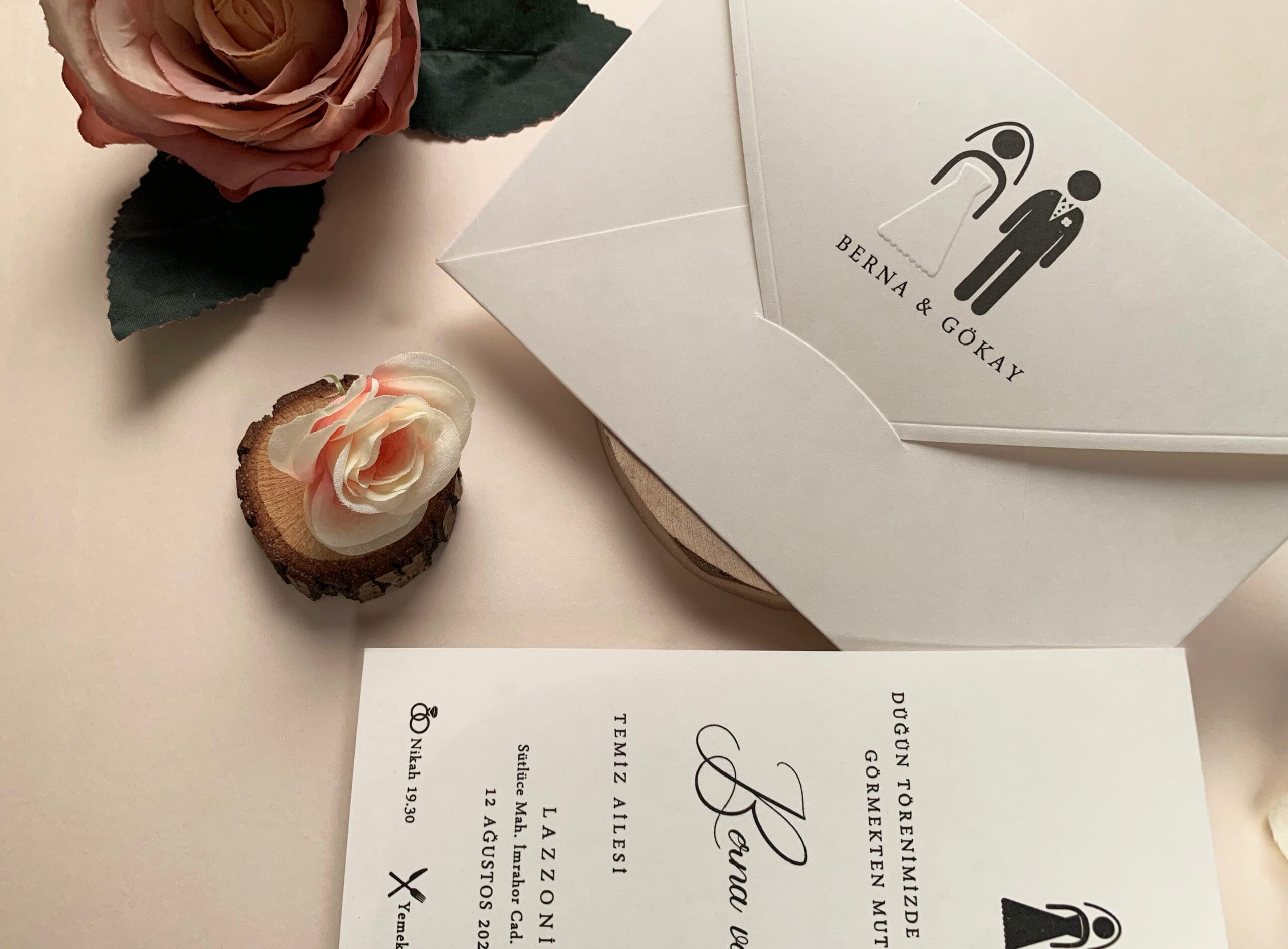 Invitatii nunta cu mire si mireasa cu plic perosnalizat Invitatii nunta cu mire si mireasa cu plic perosnalizat