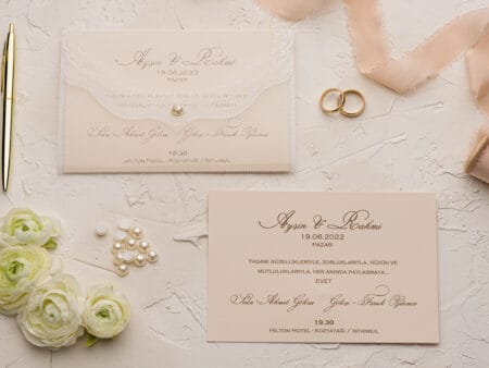 Invitatii nunta eleganta cu plic transparet si perla