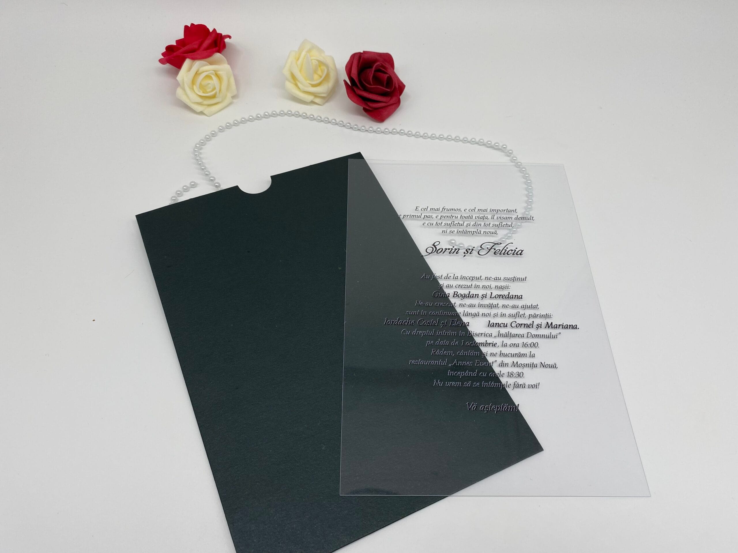 Invitatii nunta plexiglass neagra cu text colorat Invitatii nunta plexiglass neagra cu text colorat