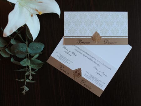 Invitatii nunta cu emblema aurie si maro