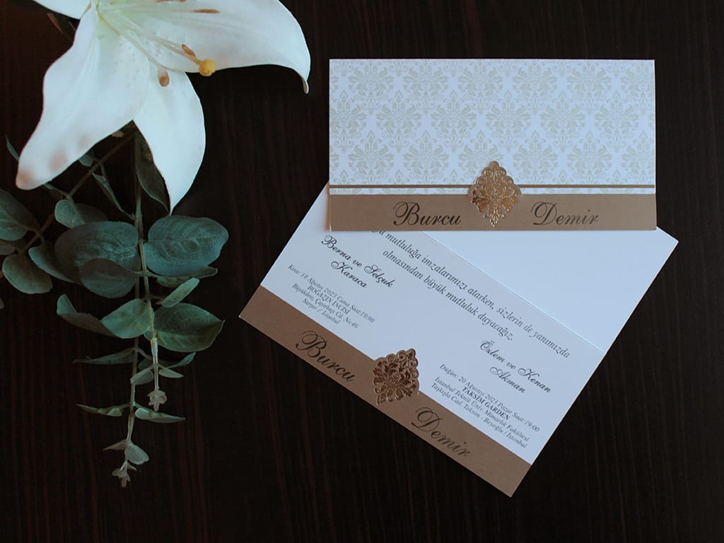 Invitatii nunta cu emblema aurie si maro Invitatii nunta cu emblema aurie si maro
