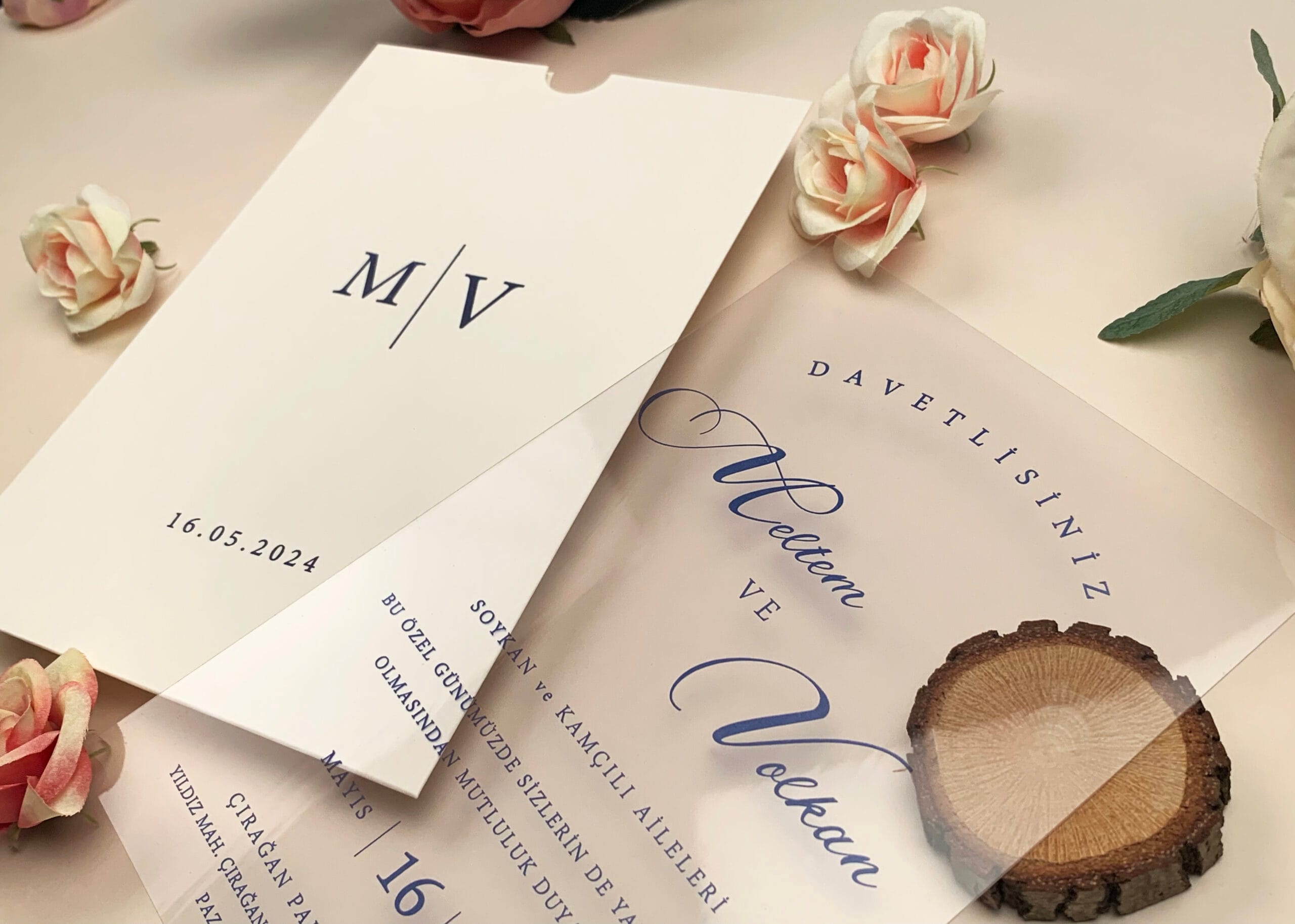 Invitatii nunta plexiglass eleganta cu plic crem Invitatii nunta plexiglass eleganta cu plic crem