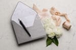 Invitatii nunta plexiglass cu plic gri patrat