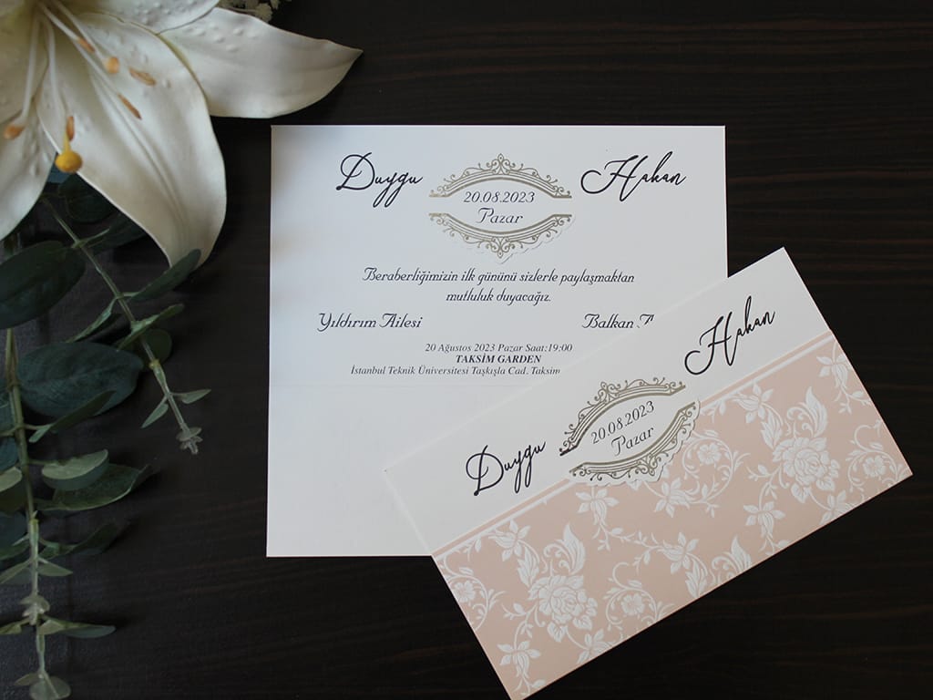 Invitatii nunta eleganta cu imprimeu somon si chenar auriu Invitatii nunta eleganta cu imprimeu somon si chenar auriu