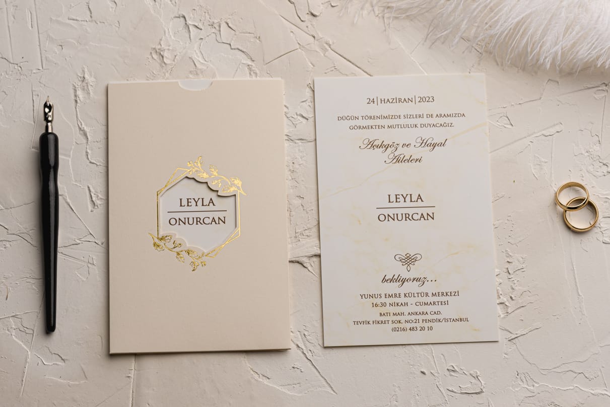 Invitatii nunta crem cu detalii aurii carton gros Invitatii nunta crem cu detalii aurii carton gros