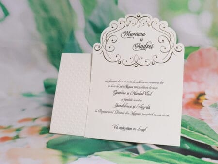 Invitatii nunta cu plic inclus aurie si plic elegant