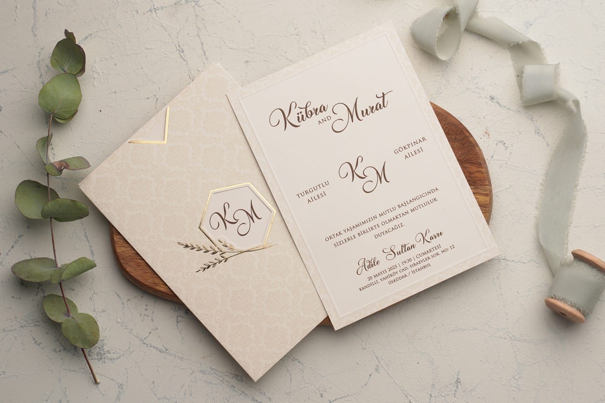 Invitatie nunta eleganta crem cu auriu plic decupat Invitatie nunta eleganta crem cu auriu plic decupat