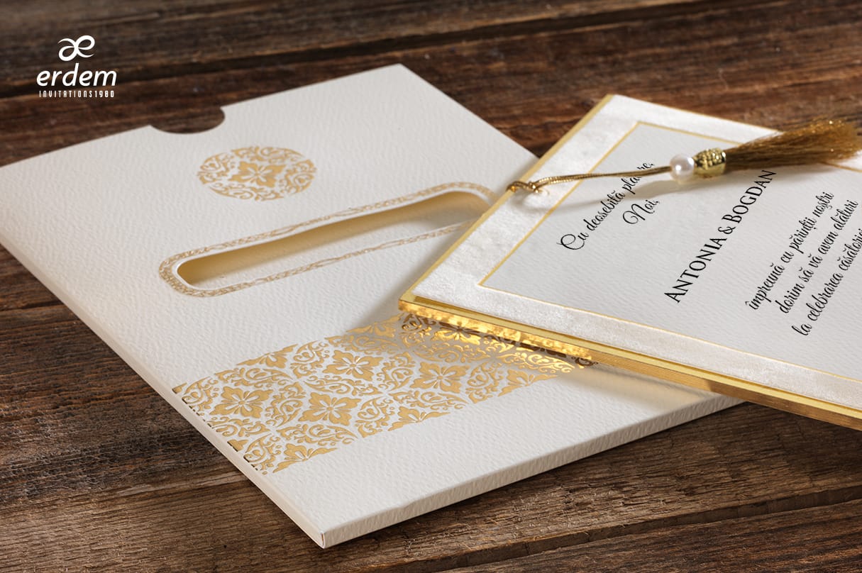 Invitatii nunta lux cu detalii aurii din carton crem gros Invitatii nunta lux cu detalii aurii din carton crem gros