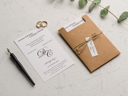 Invitatii nunta carton kraft cu panglica si bilet