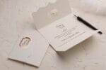 Invitatii nunta eleganta alb cu auriu personalizare inclusa 1 Invitatii nunta eleganta alb cu auriu personalizare inclusa