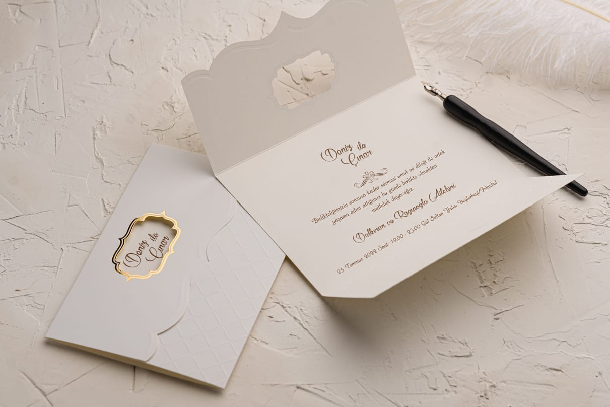 Invitatii nunta eleganta alb cu auriu personalizare inclusa Invitatii nunta eleganta alb cu auriu personalizare inclusa
