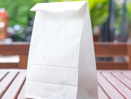 Caracteristici:Hartie kraft alba 70gr/mp&nbsp;Ideala pentru a inlocui sacosele din plastic mici