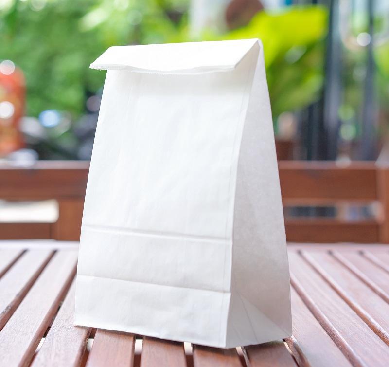 Punga transport Caracteristici:Hartie kraft alba 70gr/mp Ideala pentru a inlocui sacosele din plastic mici