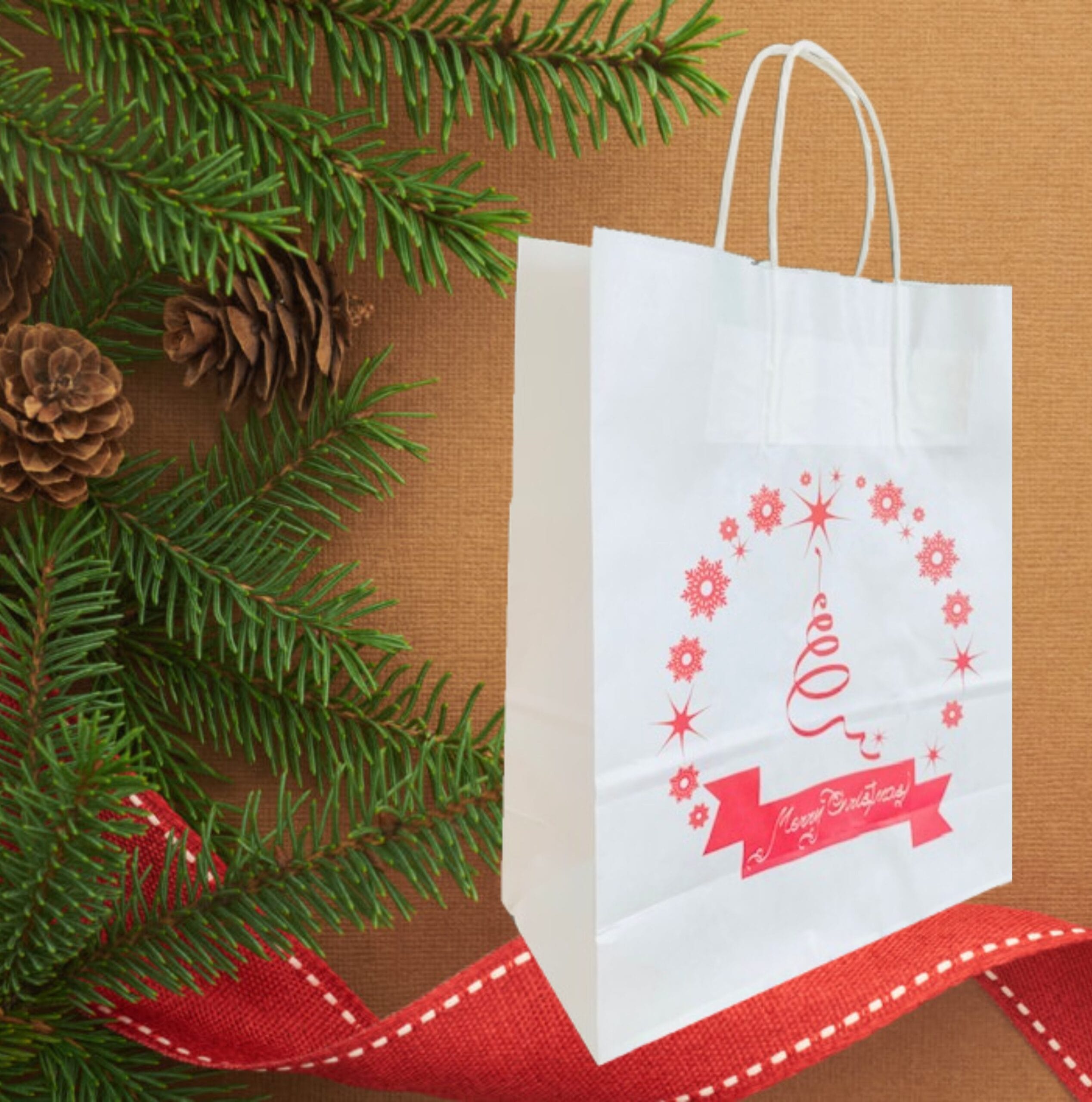Punga alba model Merry Christmas - 25x11x30 - 100 buc Caracteristici:Adaugati o noua nota de sarbatori cadourilor dvs. Nu este nevoie sa va complicati cu hartie de ambalat si panglica datorita acestor pungi de cadouri festive.Puneti cadourile si bunatatile pe perioada iernii in aceste pungi notabile pentru a adauga un pic de magie in acest sezon.Kraft alb 90gr./mpRecomandari:Nu gasesti produsul cautat mai jos ?Vezi alte produse similare AICI