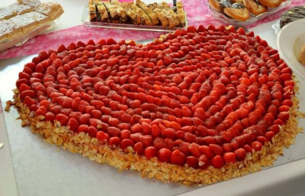 Tortul de nunta cu fructe de padure, noul trend in 2025